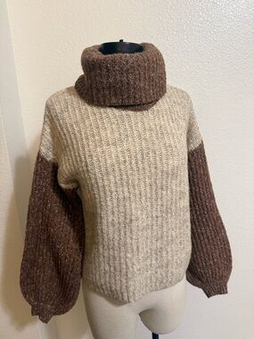 Cozy Two-Tone Turtleneck Sweater — Cream & Brown